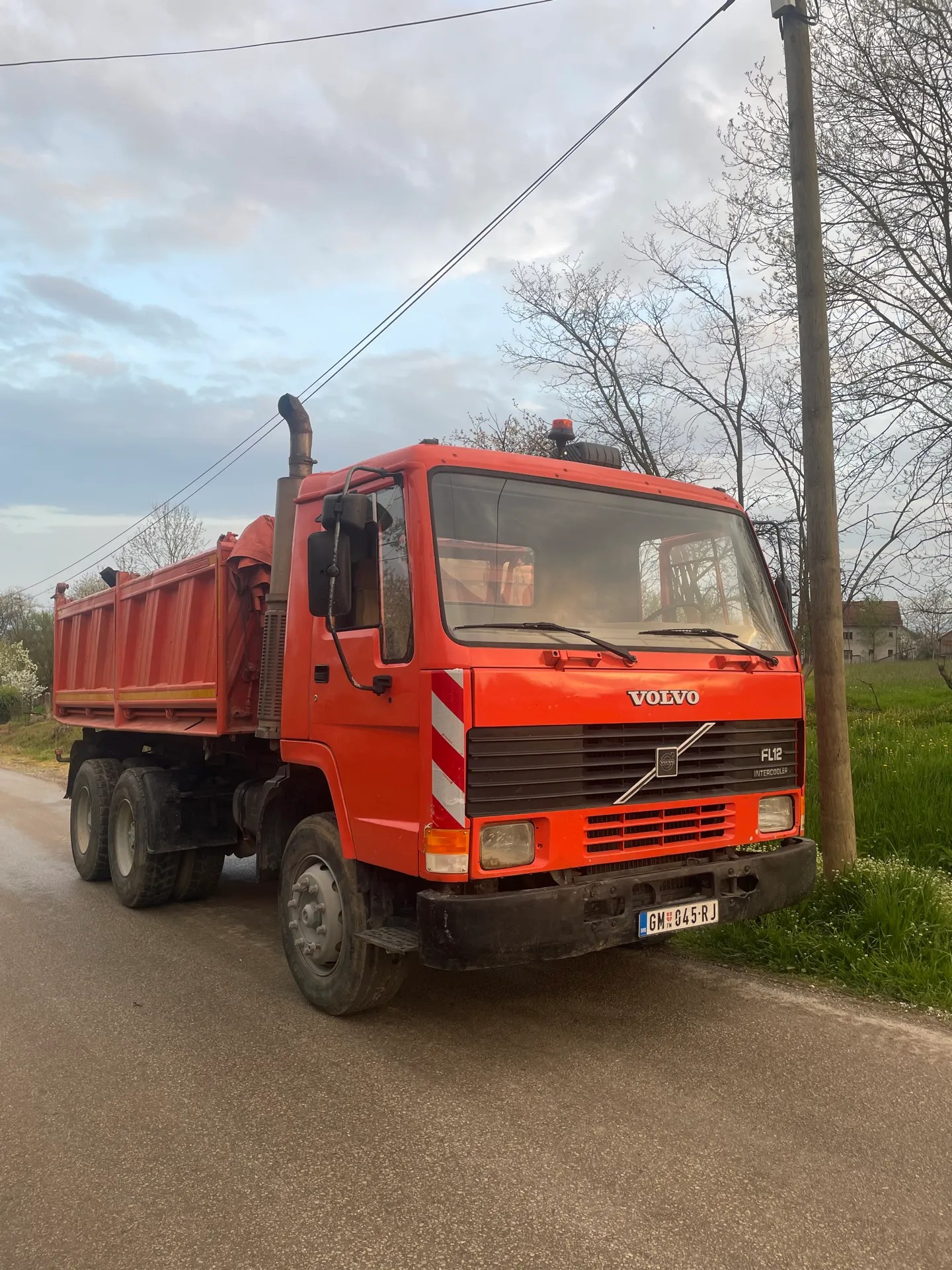 Kamion za dovoz građevinskog materijala i frakcija